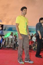 Farhan Akhtar at Asif Bhamla_s clean green drive in Bandra, Mumbai on 4th June 2013 (37).JPG